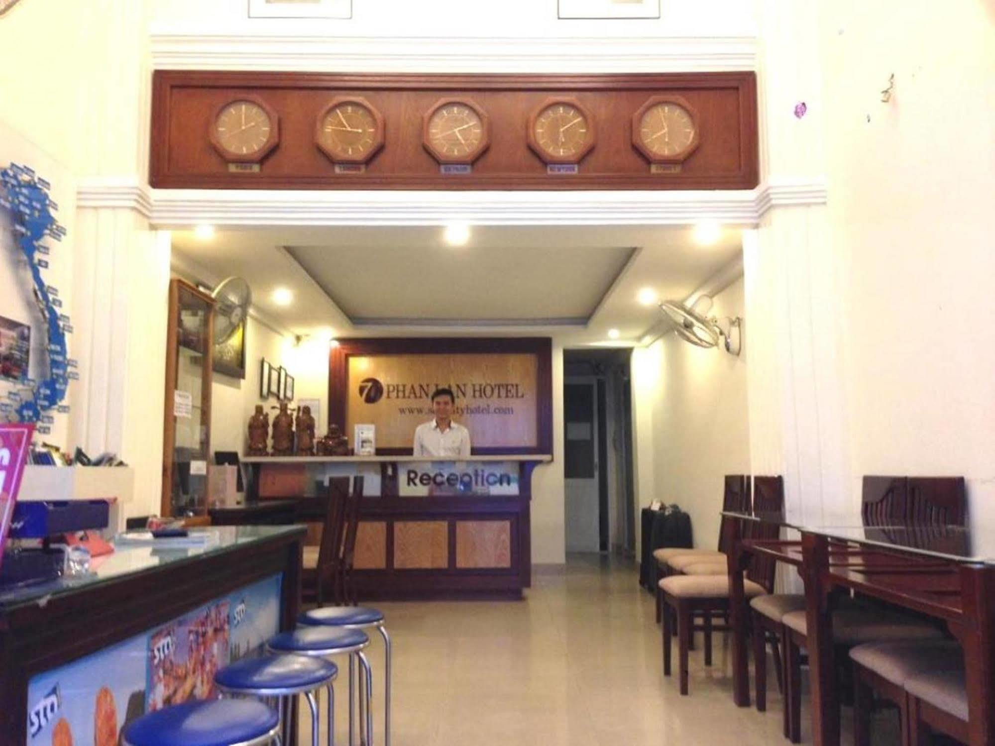 Oyo 438 Small Bay Hotel 胡志明市 外观 照片